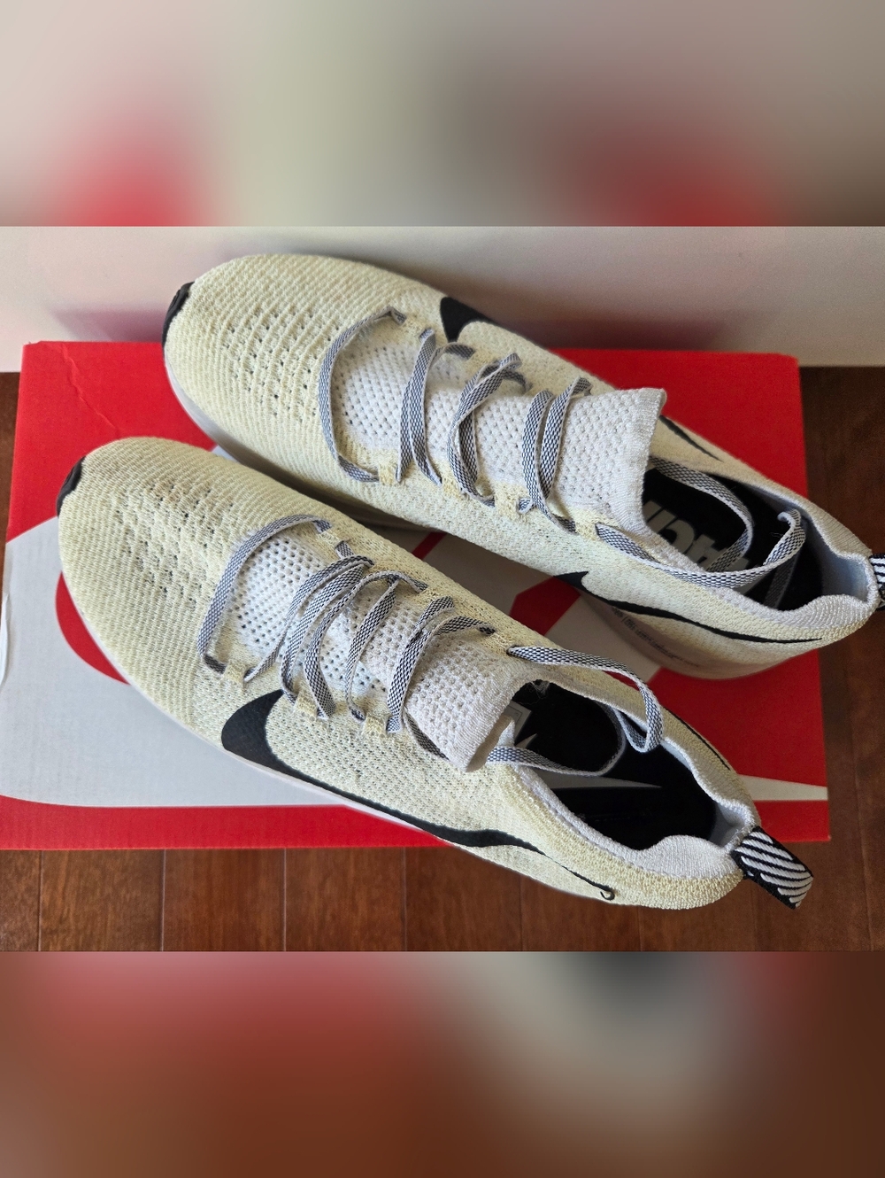 Nike Flyknit Trainers - Cream & Black